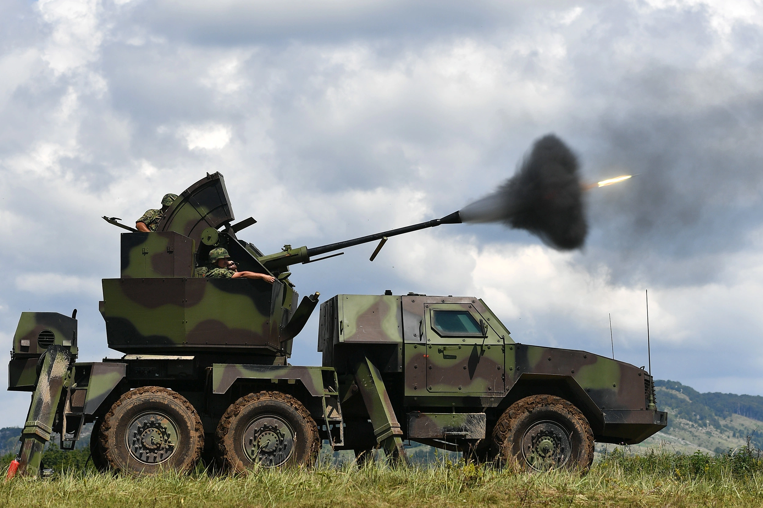 ПАСАРС-16 дејствује аутоматским топом Бофорс 40 mm